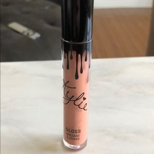 Kylie Jenner “like” gloss